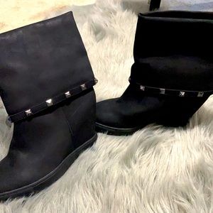 Black wedge boots